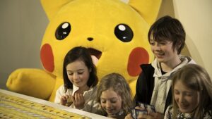 Pokémon: uno straordinario mosaico di Pikachu con 12.987 carte collezionabili