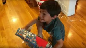 SPUND! Nintendo Switch, un bambino riceve in regalo la console e impazzisce per la gioia