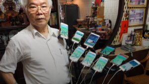 L'anziano che gioca con ventuno smartphone a Pokémon GO è diventato testimonial ASUS