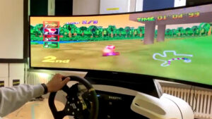 Il miglior modo per usare un simulatore di guida? Ovviamente Mario Kart 64!